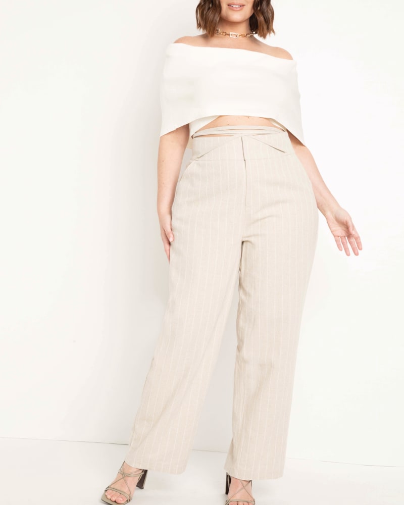 Front of a model wearing a size 14|16 Samantha Cropped Sweater in Sugar Swizzle by ELOQUII. | dia_product_style_image_id:203778